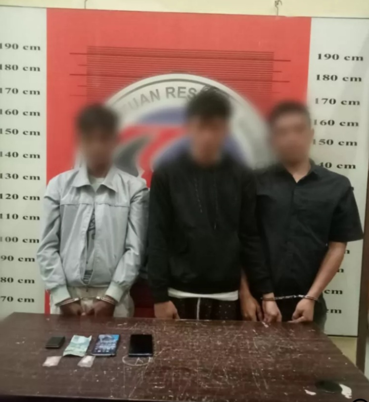 Tersangka Penjual Narkoba Bersama Dua Pelanggan Diciduk Polisi