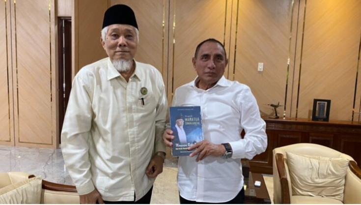 Ketua MUISU Serahkan Buku Biografinya Untuk Gubsu