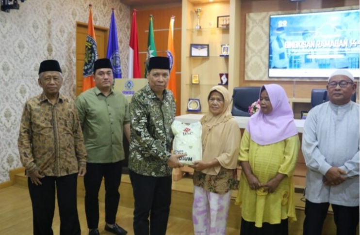 Rektor UMSU Bagikan 300 Bingkisan Ramadhan 1444 H