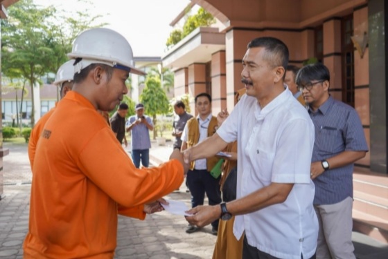 Terima IJT Tahun Kinerja 2022, Karyawan Kantor Direksi Sisihkan Sebagian Rezeki Untuk Cleaning Service
