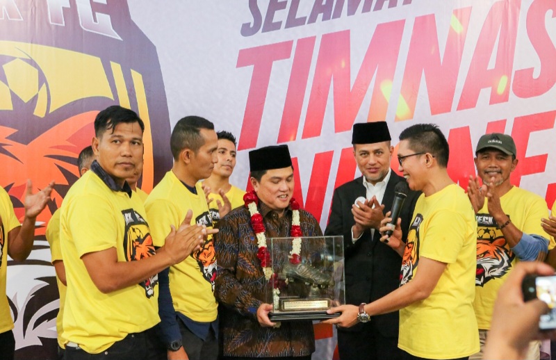 Berhasil Harumkan Indonesia di Sea Games, Ijeck FC Kalungkan Bunga Ke Erick Thohir