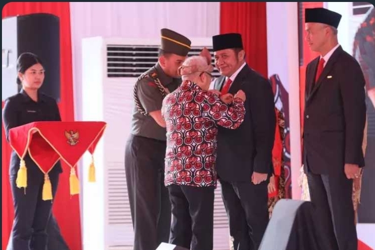 Ganjar Pranowo Raih Penghargaan Satyalancana Wira Karya Tahun 2023