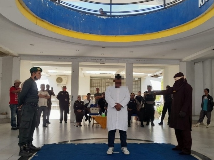 Di Banda Aceh, 7 Pelanggar Qanun Dicambuk