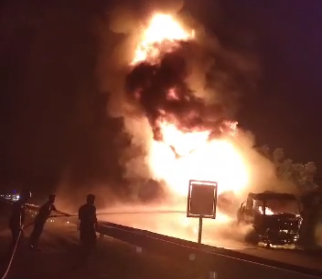 Satu Unit Mobil Pengangkut BBM Pertamina Terbakar Di Tol Belmera