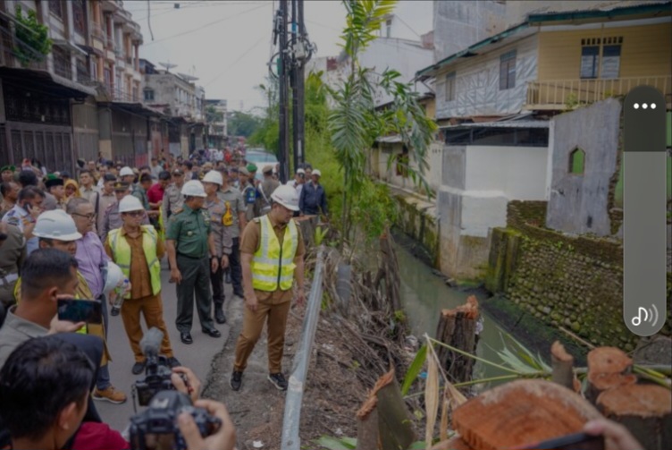 Atasi Banjir di 3 Wilayah, Pemko Medan Lebarkan Parit Emas Jalan Sampali