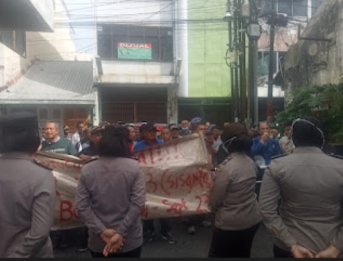 Karyawan Unjukrasa Manajemen PT Intan Nasional Iron Industri Dan PT Intanmas Indologam