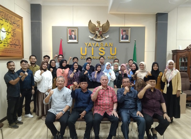 Ketum Yayasan UISU Serahkan SK 23 Tendik