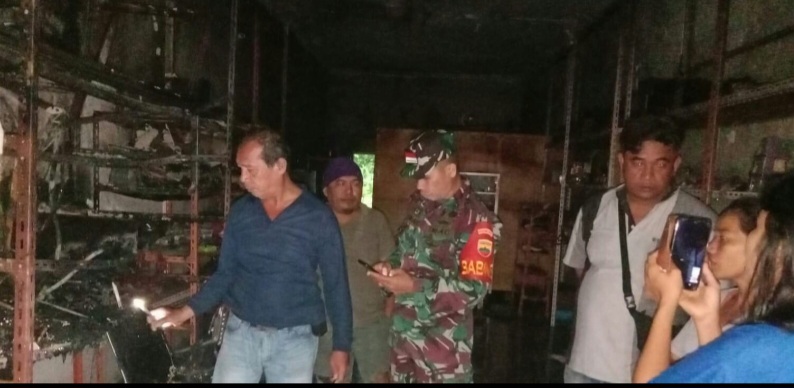 Antar Isteri Berjualan, Ruko Hangus Terbakar