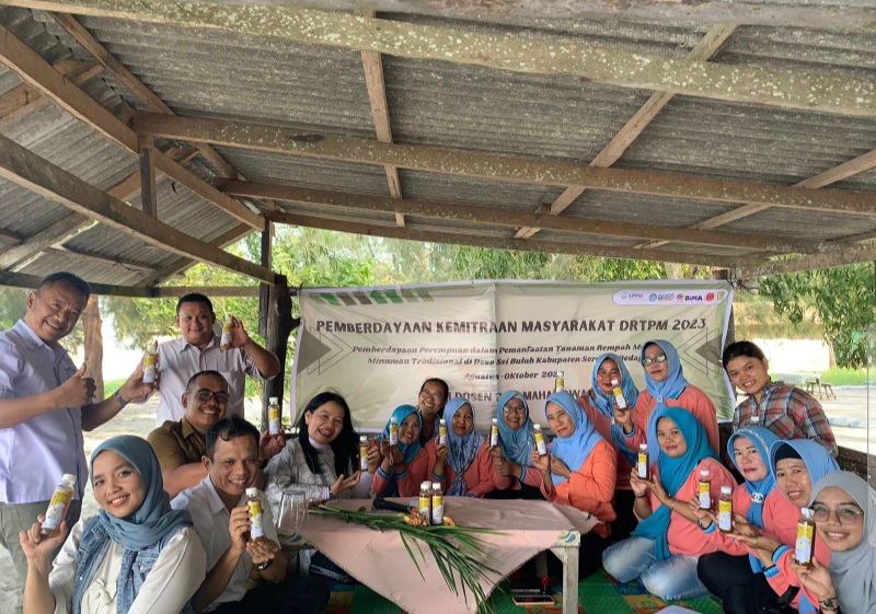 Tim PKM DRTPM Unimed Edukasi Ibu PKK Olah Tanaman Rempah Jadi Minuman Tradisional