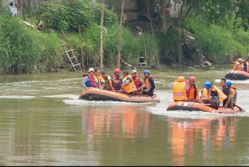 Naik Perahu Karet, Bobby Nasution Cek Progress Gotong Royong Bersih-bersih Sungai Deli