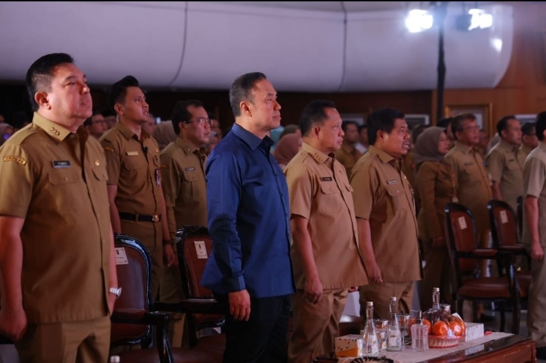 Hadiri Kemendagri BerAKHLAK Awards, Mendagri Tito Apresiasi Ary Ginanjar