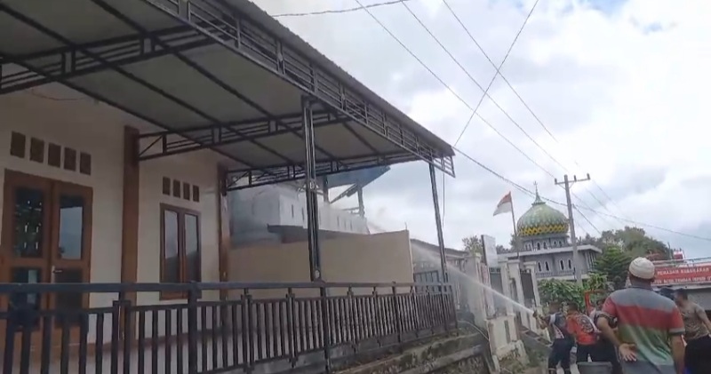 Kantor Desa Dan Atap Meunasah Lukup Sabun Induk Hangus Terbakar