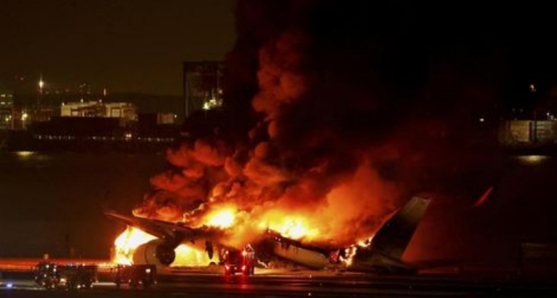 Japan Airlines Terbakar Usai Tabrak Pesawat Pantai, 5 Tewas