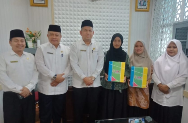 Kakanwil Kemenagsu Serahkan Bantuan Media Belajar