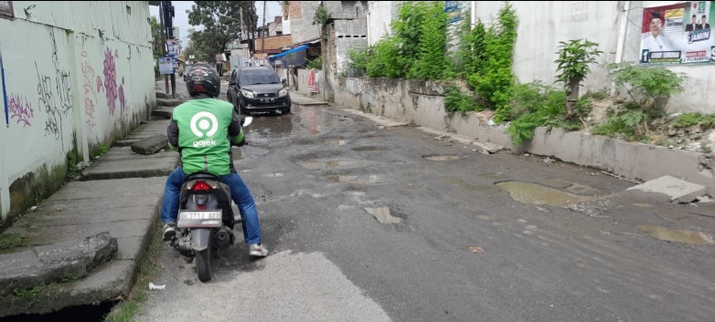 Jl. Gurila Medan Perjuangan Rusak Parah