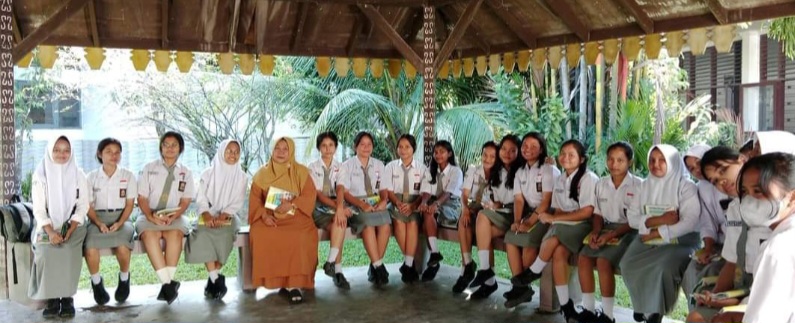 Siswa SMKN 8 Medan Belajar Sastra Di Luar Kelas