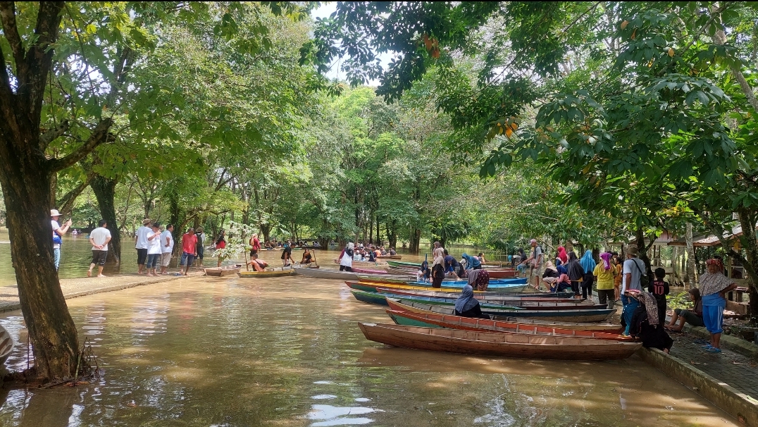 Menelusuri Cagar Budaya Muarajambi, Asiknya Minum Kopi di Atas Perahu