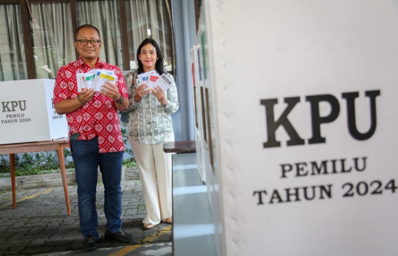 Ketua TPD Ganjar-Mahfud Sumut Kompak Salurkan Hak Suara Bersama Istri Tercinta