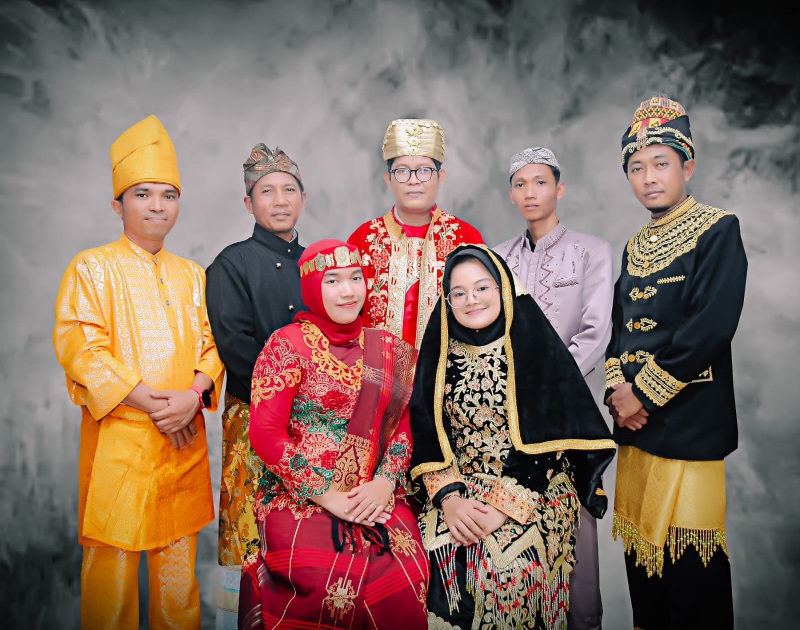Petugas TPS 88 Berseragam Pakaian Adat Budaya Nusantara