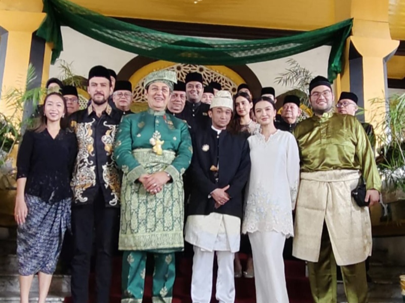 DR H Rahmat Shah Terima Anugerah Kurnia Gelar Dari Sultan Deli