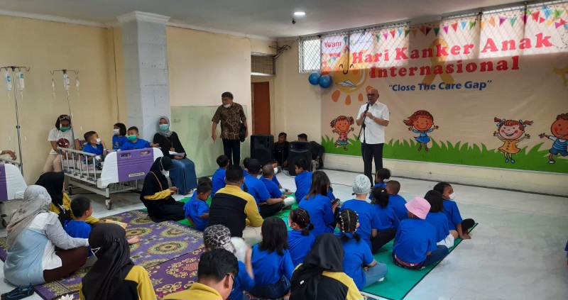 Dokter Dan Perawat RSUP HAM Bergembira Bersama Pasien Kanker Anak