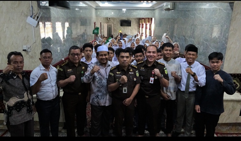 Jaksa Masuk Pesantren Ajak Santi dan Santriwati Jauhi Narkoba, Radikalisme Dan Terorisme