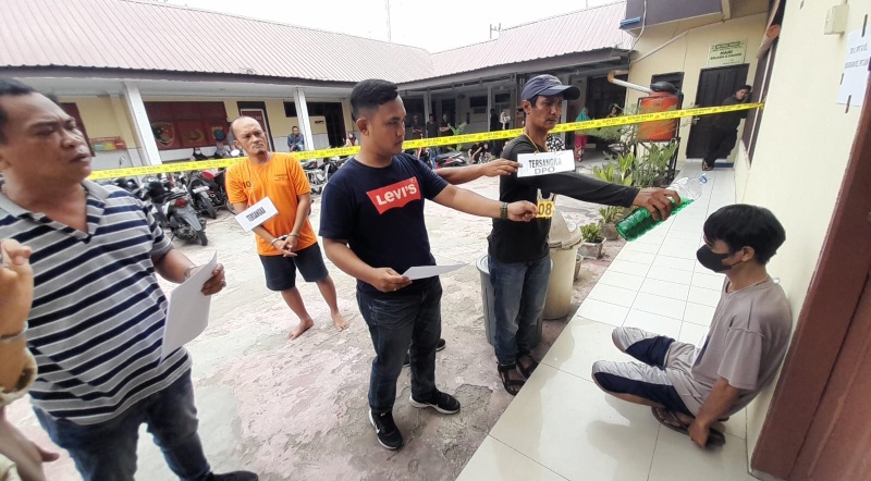 Polisi Rekonstruksi Kasus Pembakaran Deni Pratama Hingga Tewas