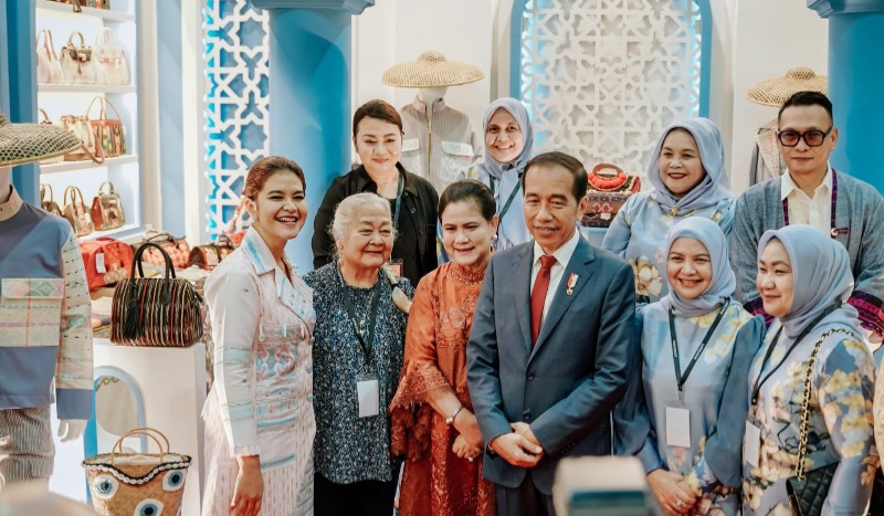 Presiden dan Ibu Negara Kunjungi Stand Dekranasda Kota Medan Di INACRAFT 2024