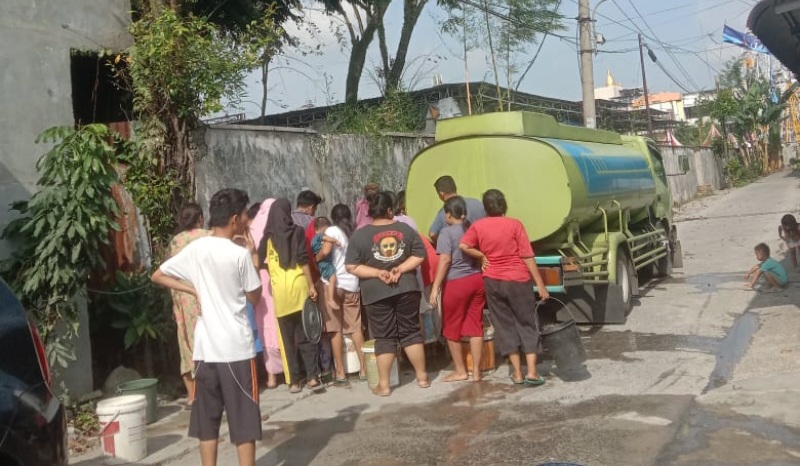 Mobil Tanki Perumda Tirtanadi Distribusikan Air Bersih Gratis Di Jl. Pahlawan