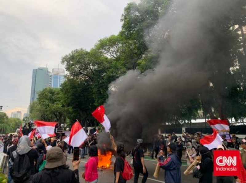 Massa Bakar Ban Di Depan KPU, Tolak Pemilu Curang