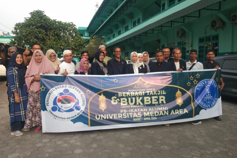 Back To Campus, PB IKA UMA Berbagi 1000 Takjil Dan Sembako