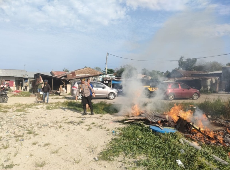 Polsek Percut Seituan Rubuhkan Dan Bakar 3 Barak Narkoba