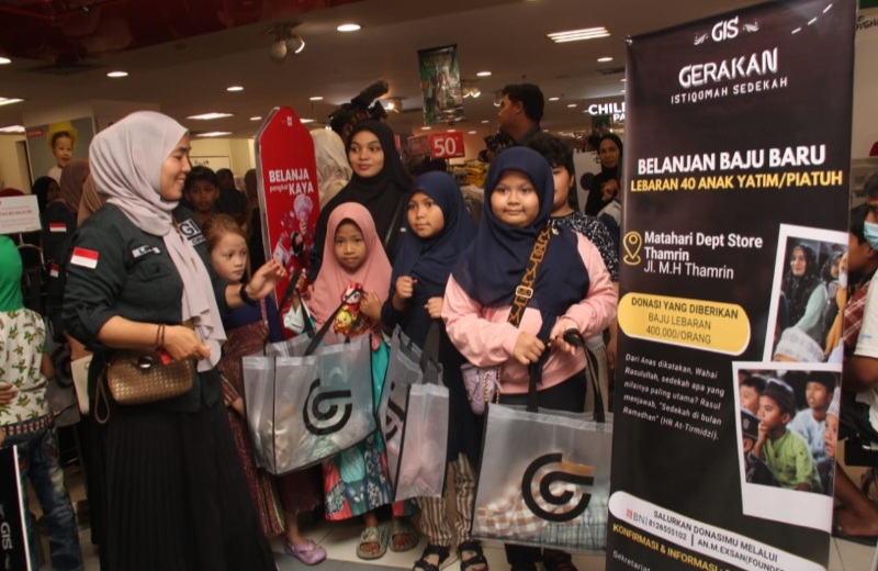 Puluhan Anak Yatim Kota Medan Berbelanja Baju Lebaran Gratis
