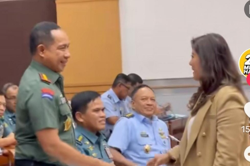 Sosok Meutya Hafid Bikin Penasaran Netizen Usai 4 Jenderal Beri Hormat