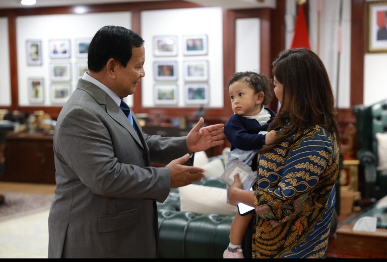 Meutya Hafid Unggah Foto Ajak Anak Ucapkan Selamat Kepada Prabowo Subianto