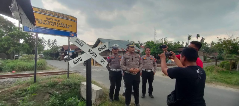 Kanit Lantas Sunggal Imbau Pengendara Kendaraan Bermotor Hati-hati Melewati Perlintasan Kereta Api