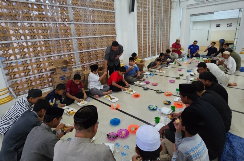 AQUA Meriahkan Buka Puasa Di Masjid Aceh