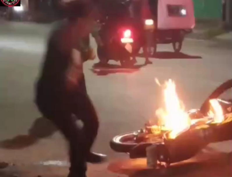Geng Motor Bentrok Dengan Warga, Sepeda Motor Dibakar