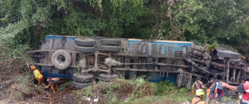 Truk CPO Tabrakan Beruntun Di Jalan Tol, 1 Truk Terbalik