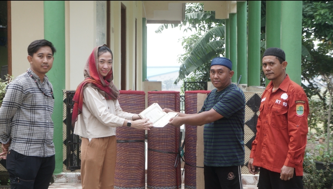 Berbagi Kebahagiaan di Ramadhan 1445 H, Sinar Primera Group Salurkan Wakaf Alquran
