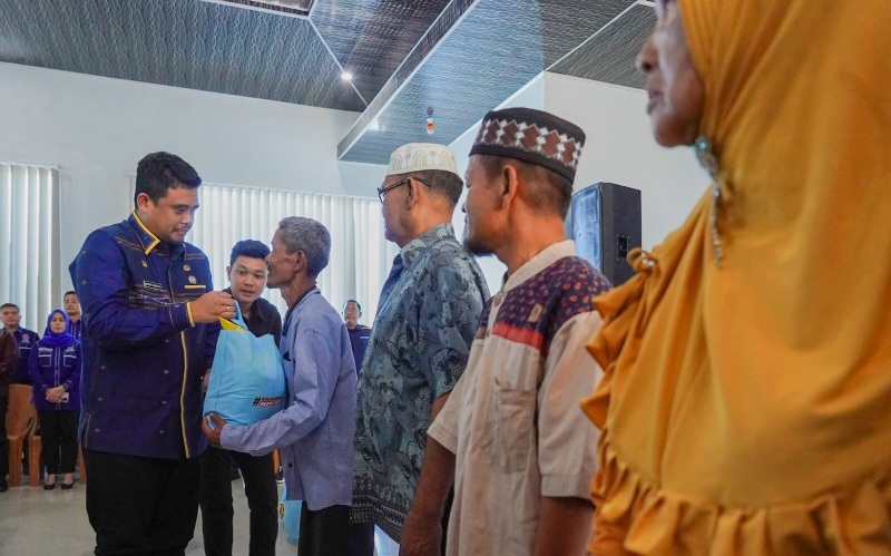 Salurkan 1.100 Paket Sembako kepada Warga Belawan, Bobby Nasution Apresiasi IKAPTK Medan