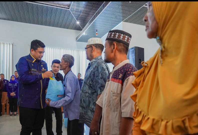 Salurkan 1.100 Paket Sembako Kepada Warga Belawan, Bobby Nasution Apresiasi IKAPTK Medan