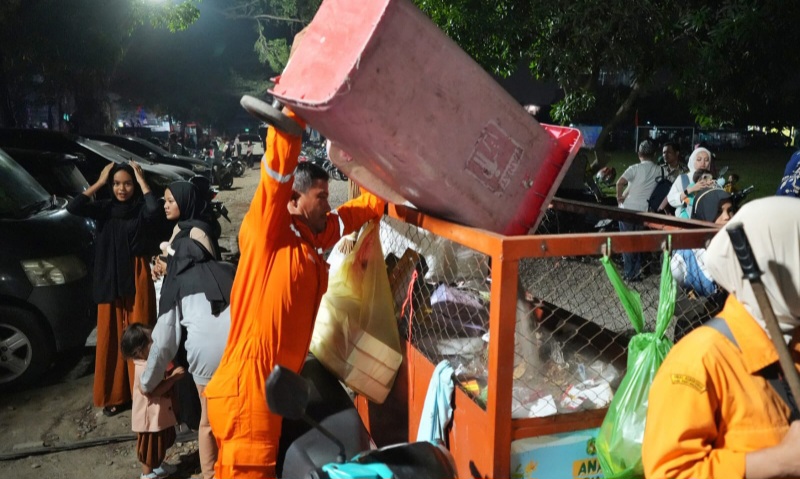 Di Tengah Kemeriahan Malam Takbiran, Ada Petugas Kebersihan Yang Selalu Siaga Membersihkan Sampah