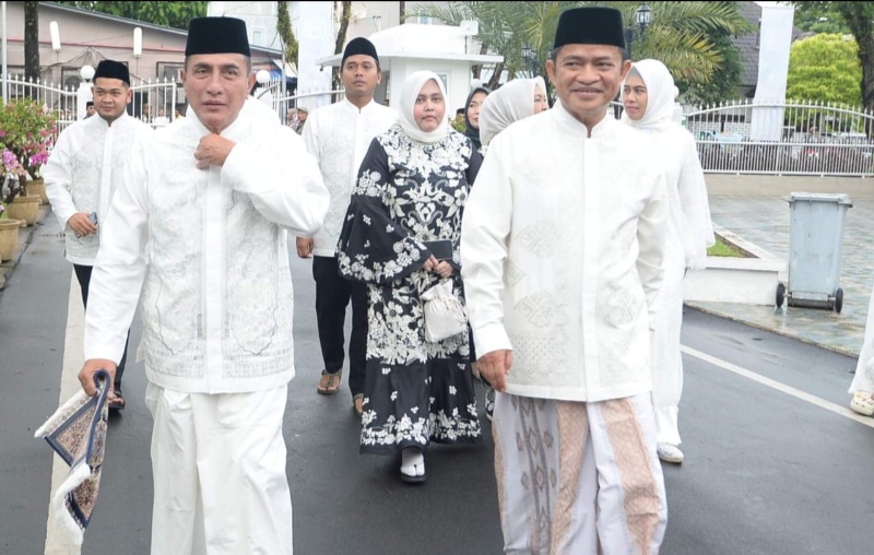 Pj. Gubsu Berbaur Dengan Warga Shalat Idul Fitri