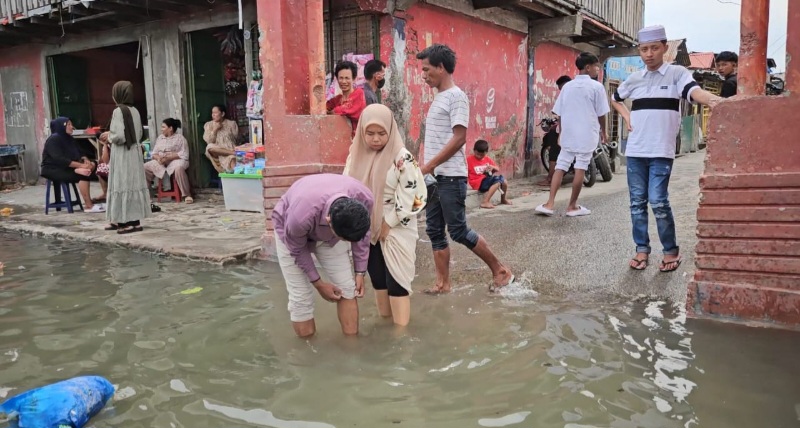 Banjir Rob Tak Menghalangi Warga Belawan Untuk Bersilaturahmi Idul Fitri
