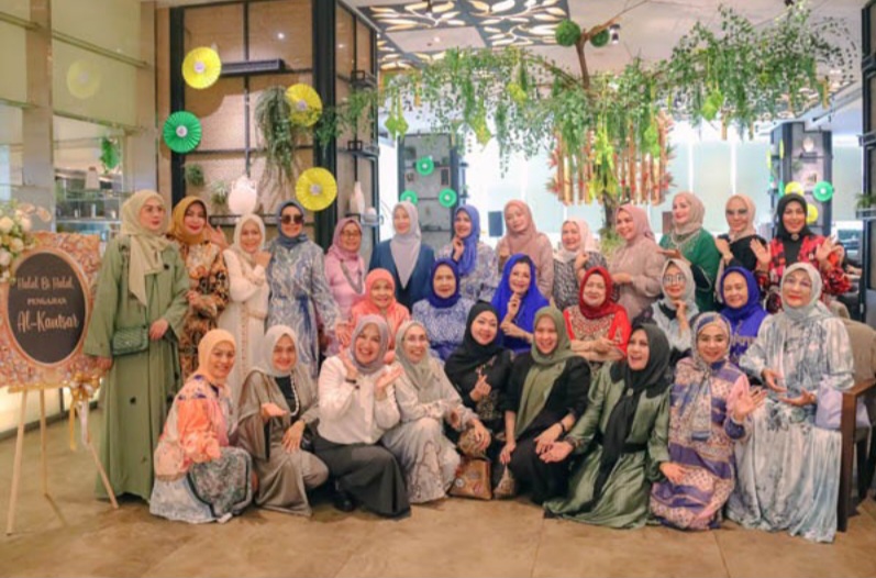 Ibu-Ibu Pengajian Al Kautsar Gelar Halal Bihalal