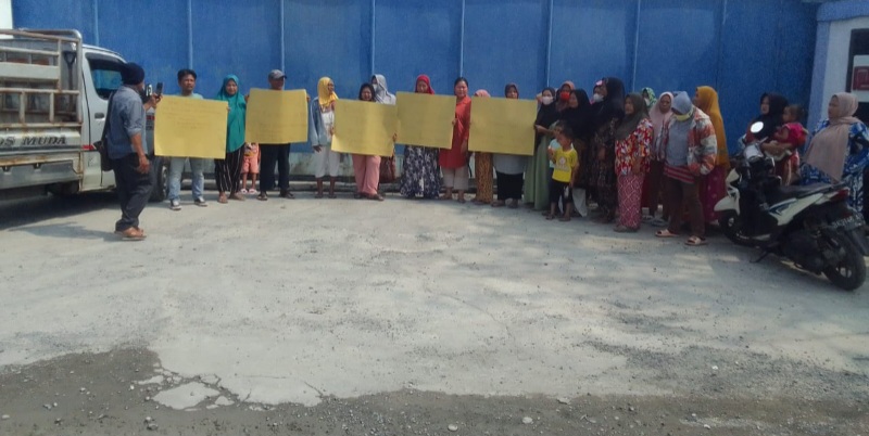 Dinilai Resahkan Warga, Kaum Ibu Minta Izin Pabrik Jaya Beton Dicabut