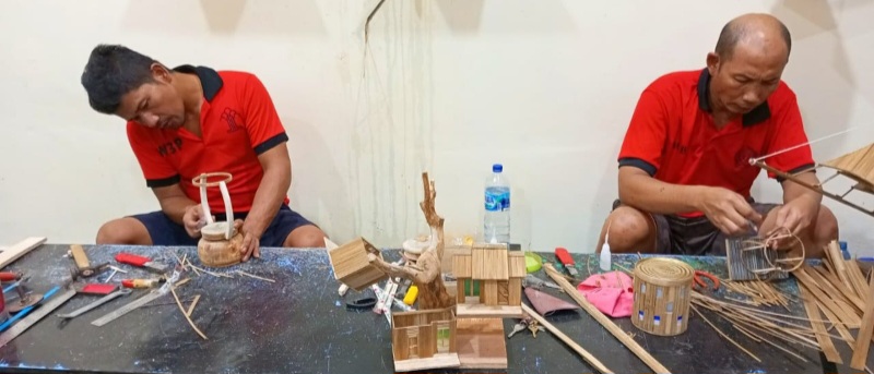 Berkarya Dari Balik Jeruji, Warga Binaan Lapas Medan Buat Lampu Petromak Kayu