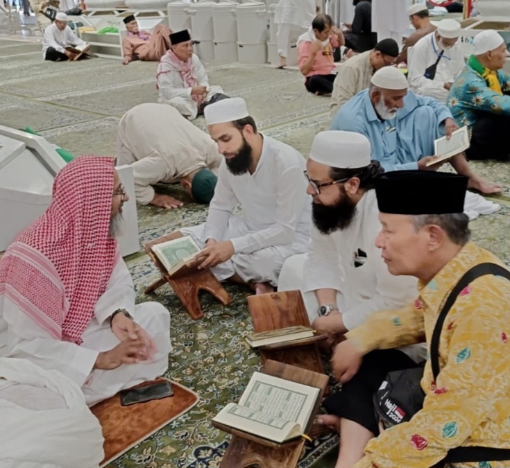 Ramai Jamaah Baca Alquran Dan Buka Puasa Di Masjid Nabawi