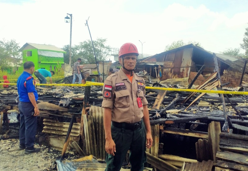 4 Rumah Semi Permanen Tinggal Puing Di Belawan